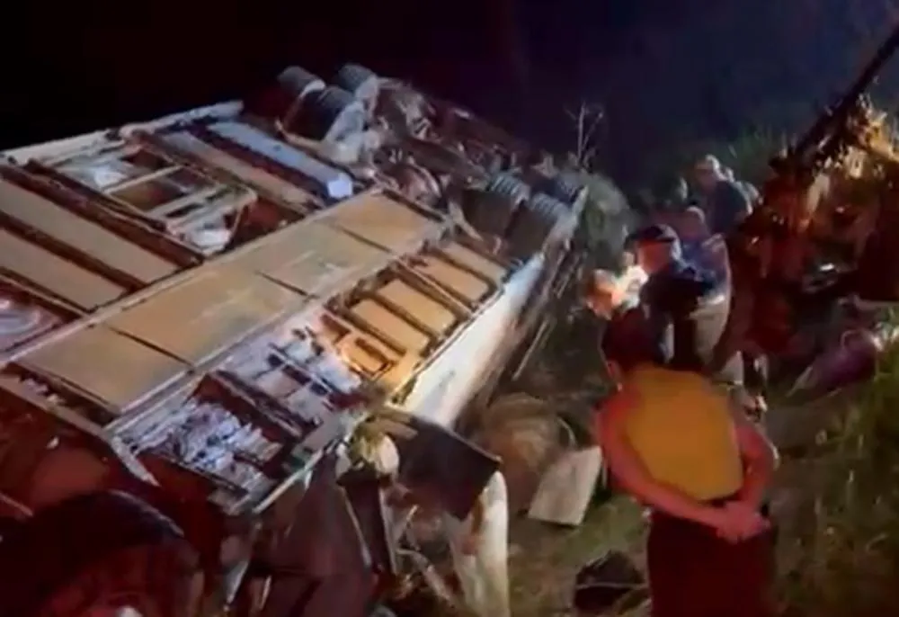 Ônibus tomba e deixa uma passageira morta e vários feridos