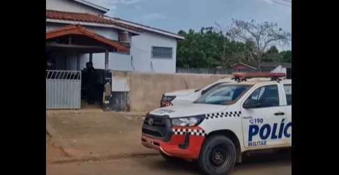 Viatura da PM em frente a Delegacia de Polícia em Uruará durante apresentação dos suspeitos. Imagem: Rota 230 no Facebook