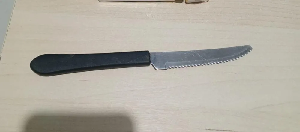 Faca de mesa encontrada com o suspeito