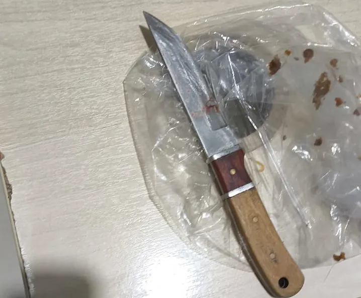 Arma branca que teria sido utilizada no crime e que foi apreendida pela PM